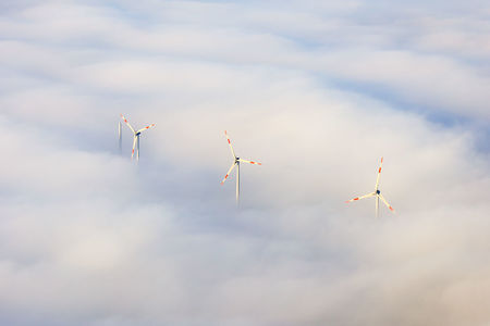 Luftaufnahme Windräder im Nebel