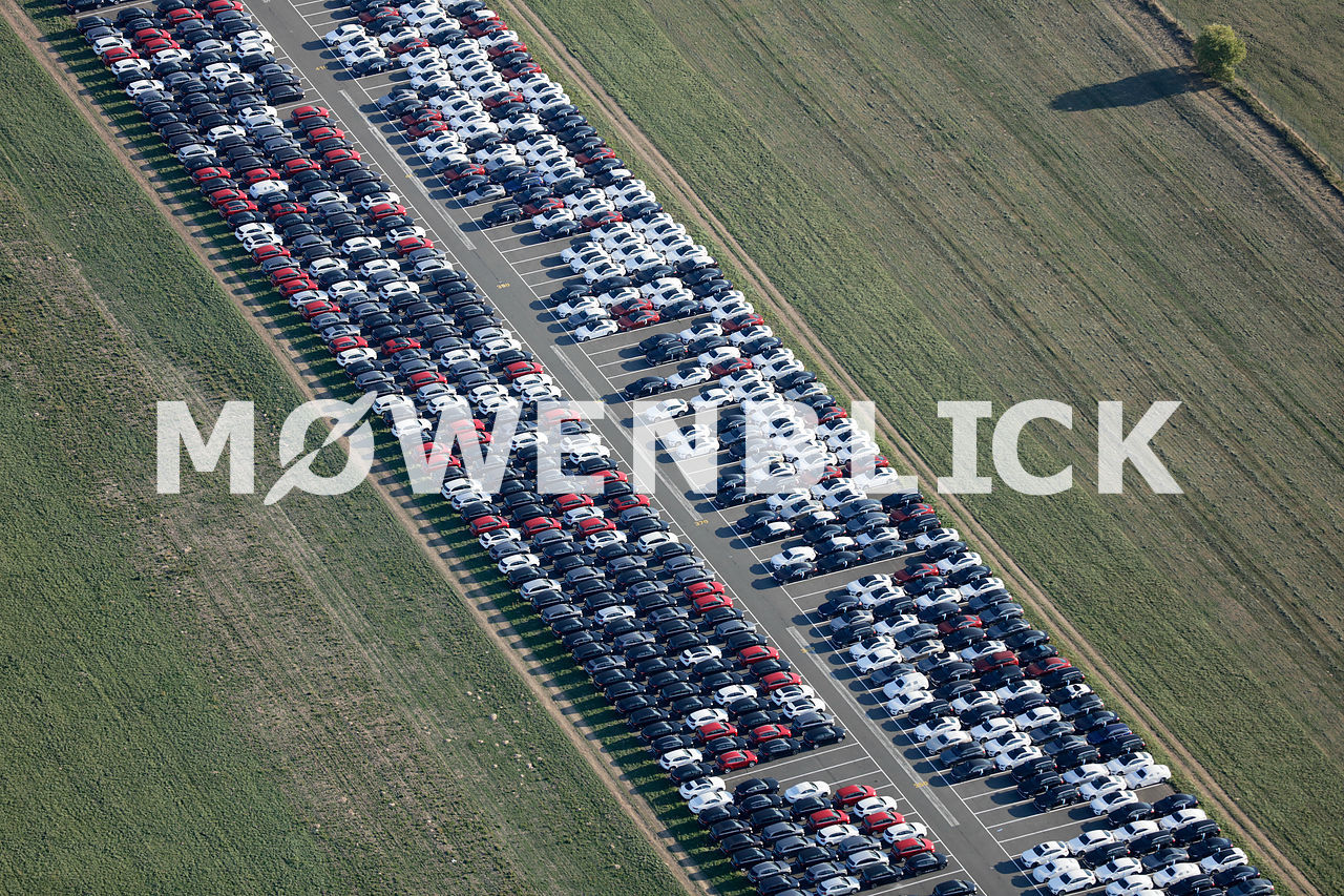 Autos auf der Landebahn Luftbild