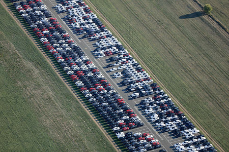 Luftaufnahme Autos auf der Landebahn