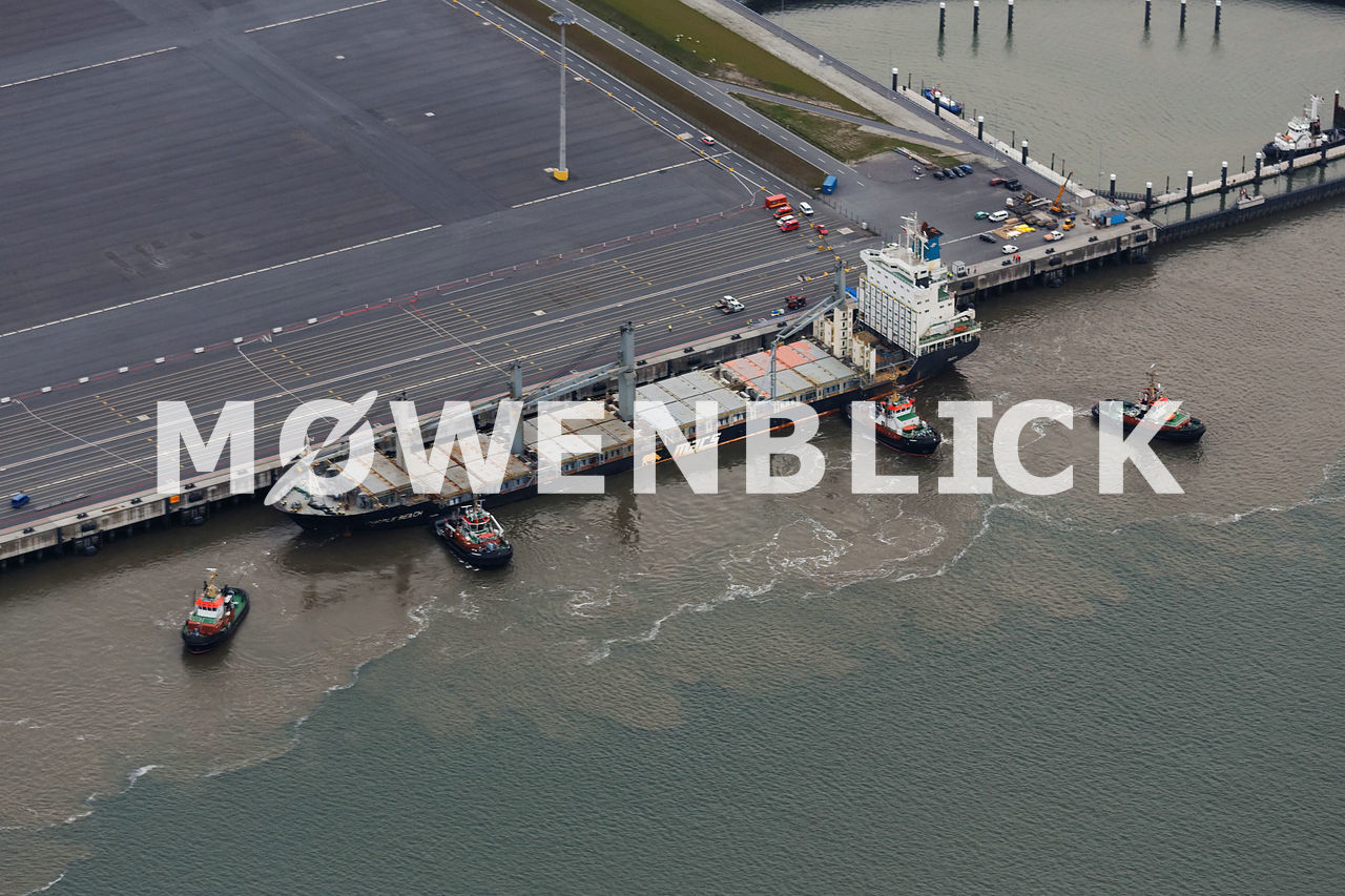 Schiff am Jadeweserport Luftbild