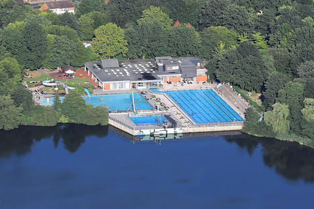 Luftaufnahme Schwimmbad