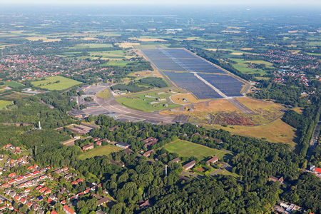 Luftaufnahme Kaserne und Solarpark