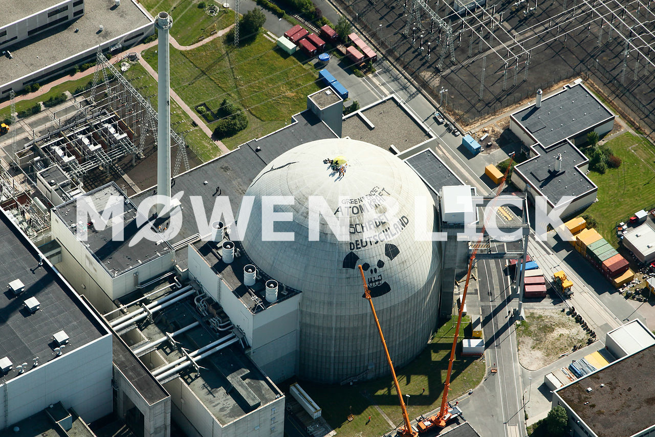 Greenpeace auf dem Kernkraftwerk Unterweser Luftbild