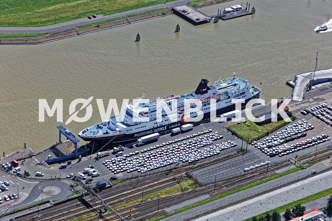Floating Hotels im Außenhafen Luftbild