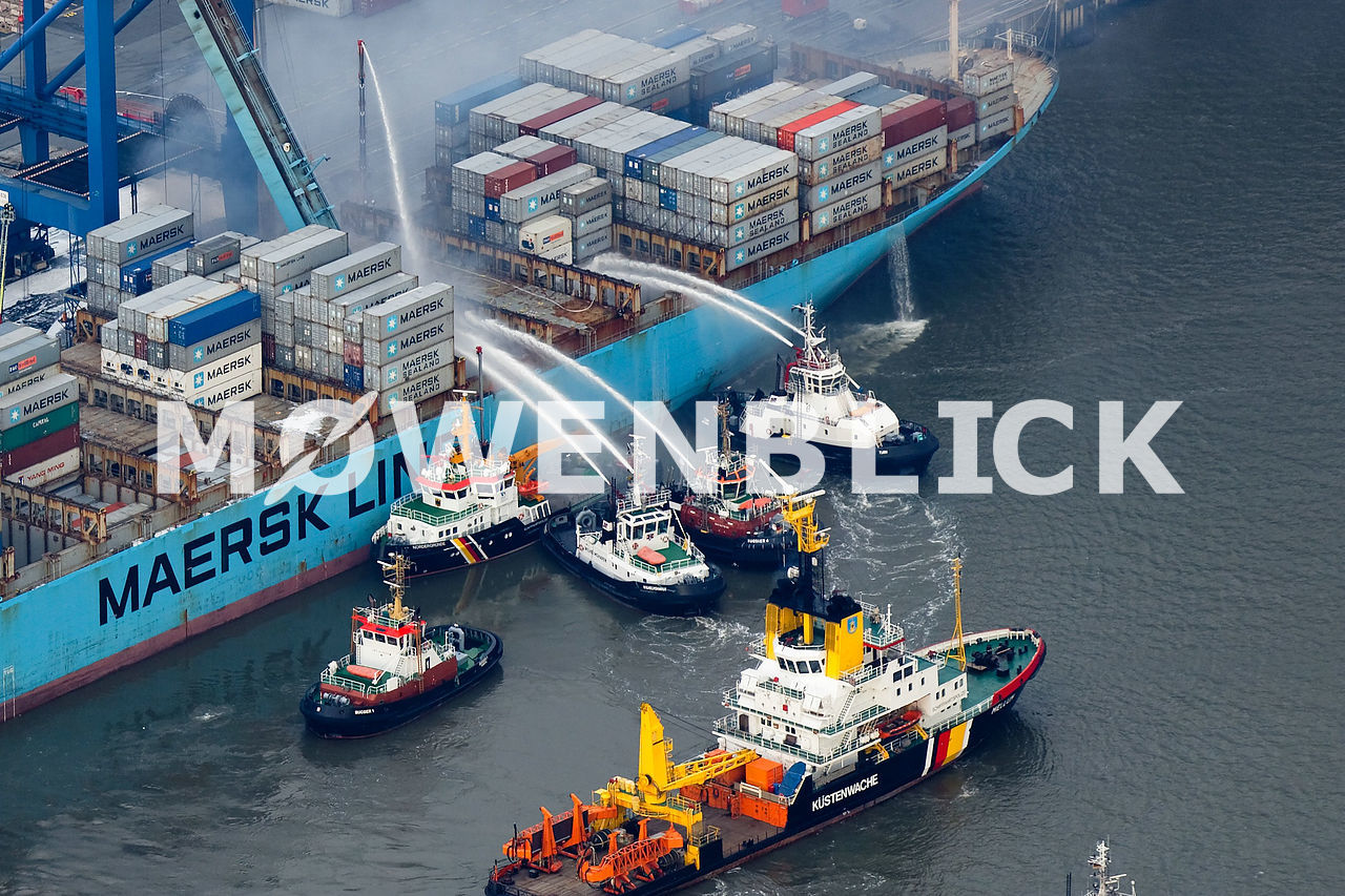 Maersk Schiff brennt in Bremerhaven  Luftbild