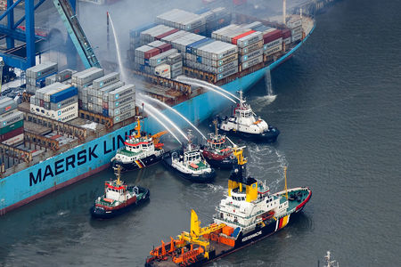 Luftaufnahme Maersk Schiff brennt in Bremerhaven