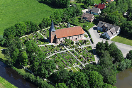 Luftaufnahme Trinitatiskirche und Friedhof