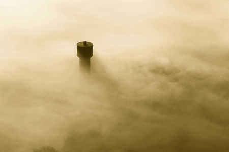 Luftaufnahme Wasserturm im Nebel